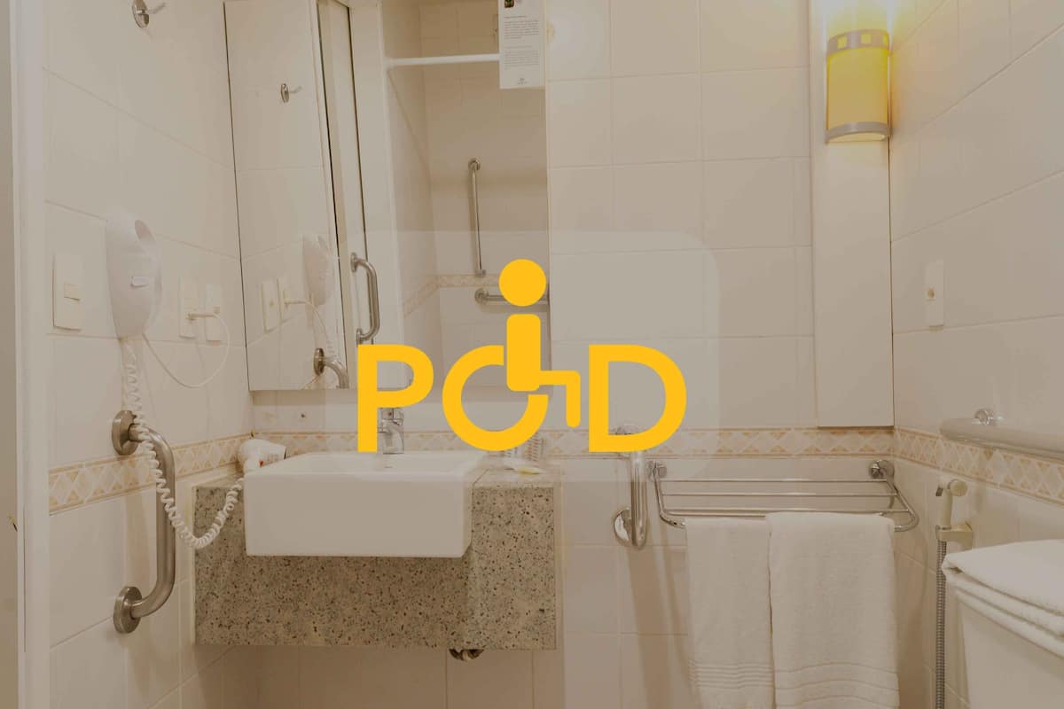 Classic Acessibilidade Uma Cama de Casal | Bagno | Doccia, asciugacapelli, asciugamani, sapone