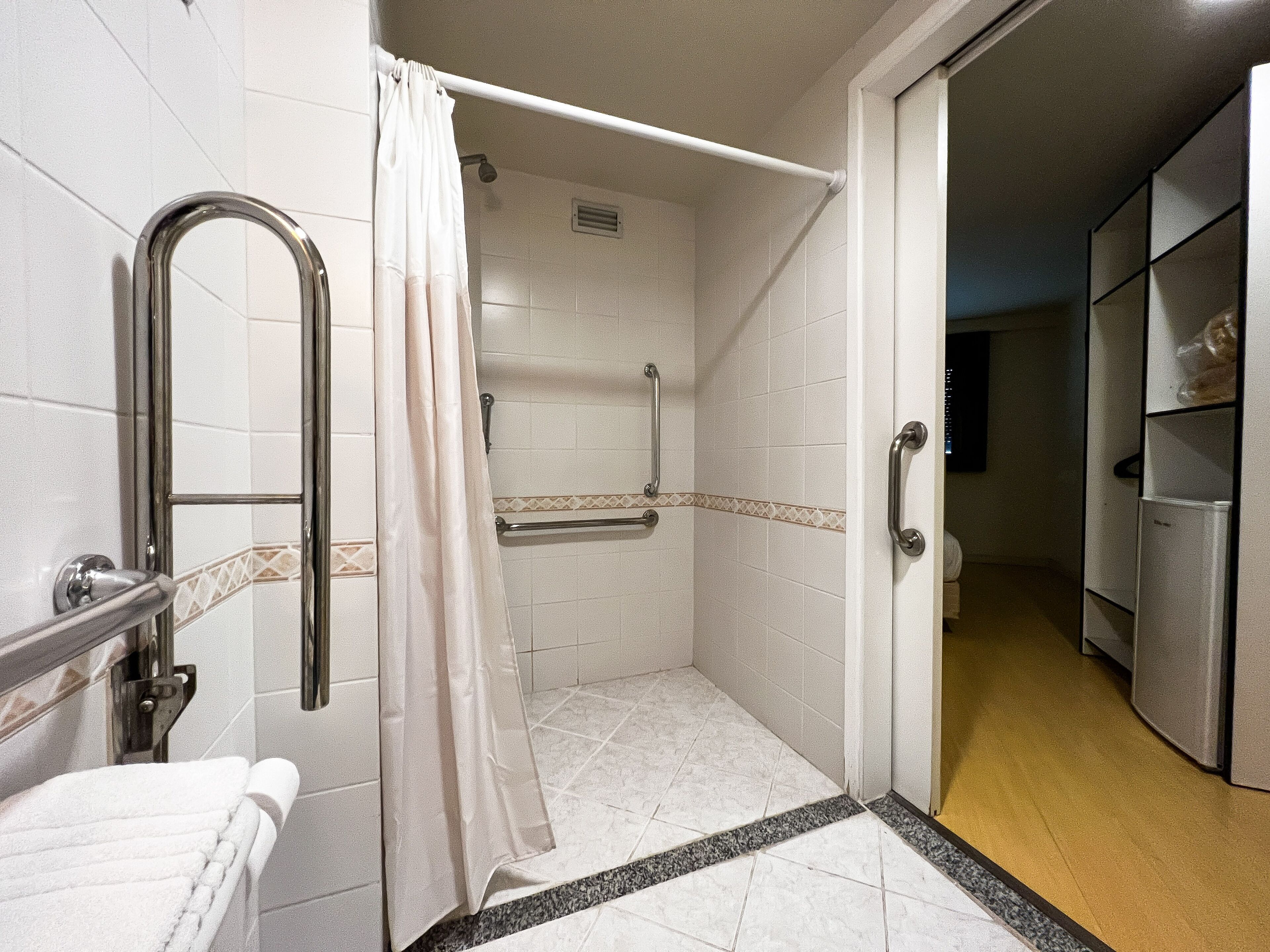 Photo - Master Curitiba Hotel - 1,6 km do Estádio Couto Pereira - Show