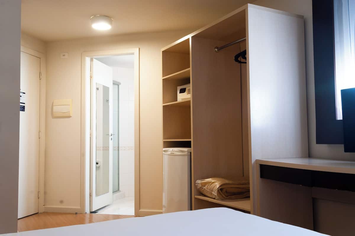 Classic Tek Büyük Yataklı Oda | Masa, ücretsiz kablosuz İnternet, çarşaf takımı