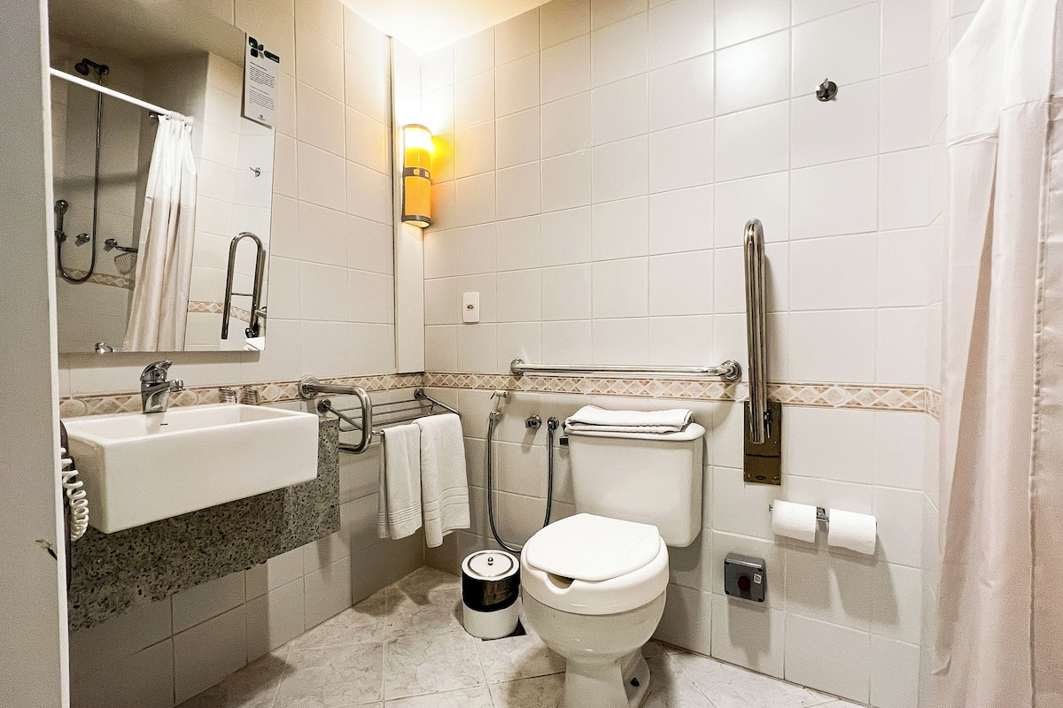 Classic Acessibilidade Uma Cama de Casal | Banyo | Duş, saç kurutma makinesi, havlu, sabun