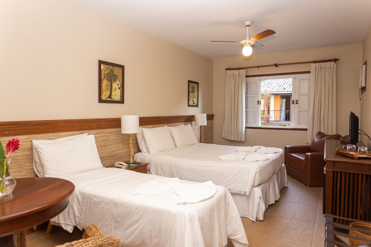 Minibar, in-room safe, WiFi (free), bed sheets