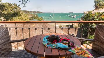 Quarto casal ou duplo, sacada, vista para o mar | Frigobar, cofres nos quartos, Wi-Fi de cortesia, roupa de cama