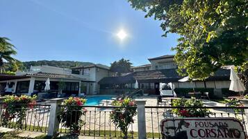 Piscine couverte, piscine extérieure, parasols de plage, chaises longues
