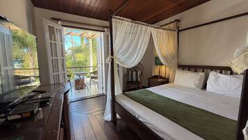 Quarto casal, sacada, vista parcial para o mar | Frigobar, cofres nos quartos, Wi-Fi de cortesia, roupa de cama