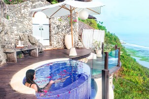 Salas de tratamiento para parejas, un sauna, una bañera de hidromasaje