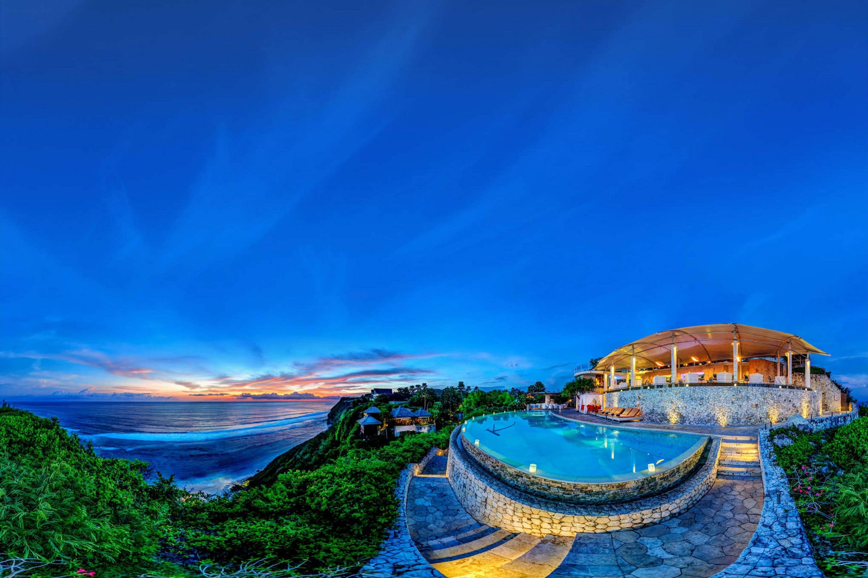 Una piscina al aire libre, camas de piscina gratis, sombrillas