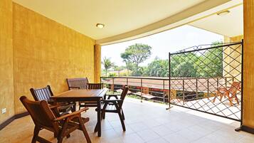 Svit Executive - 1 kingsize-sÀng - utsikt mot innergÄrden - hörn | Balkong