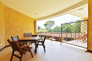 Executive Suite, 1 King Bed, Courtyard View, Corner | Balcony - Protea Hotel by Marriott Kampala (Kampala)