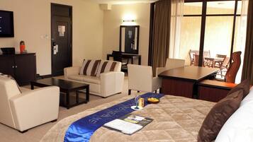 Peralatan tempat tidur premium, peti besi dalam bilik, meja