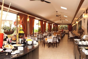 Bữa sáng buffet hàng ngày với phụ phí nhỏ 