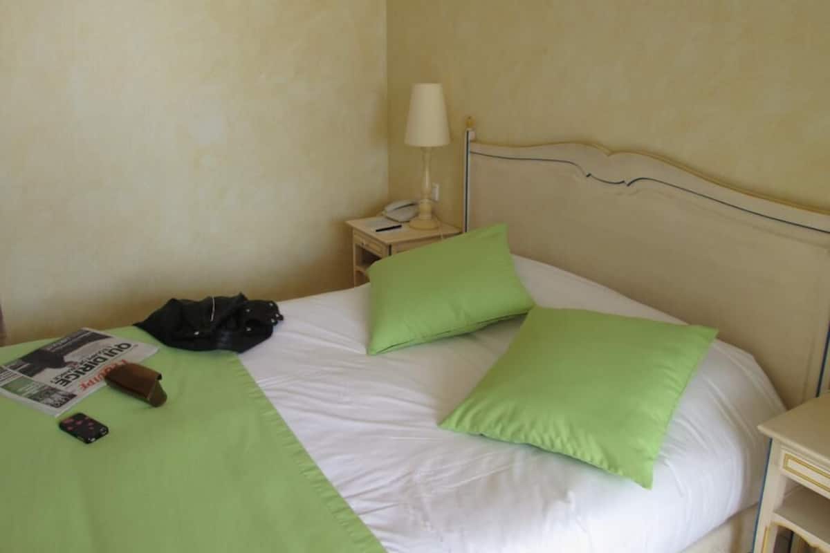 Premium bedding, in-room safe, desk, soundproofing