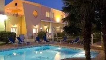 Seasonal outdoor pool, open 9:00 AM to 10:00 PM, pool loungers