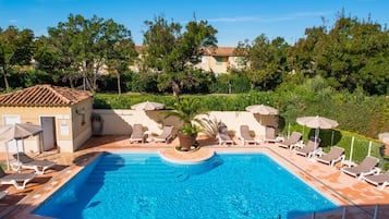 Seasonal outdoor pool, open 9:00 AM to 10:00 PM, pool loungers