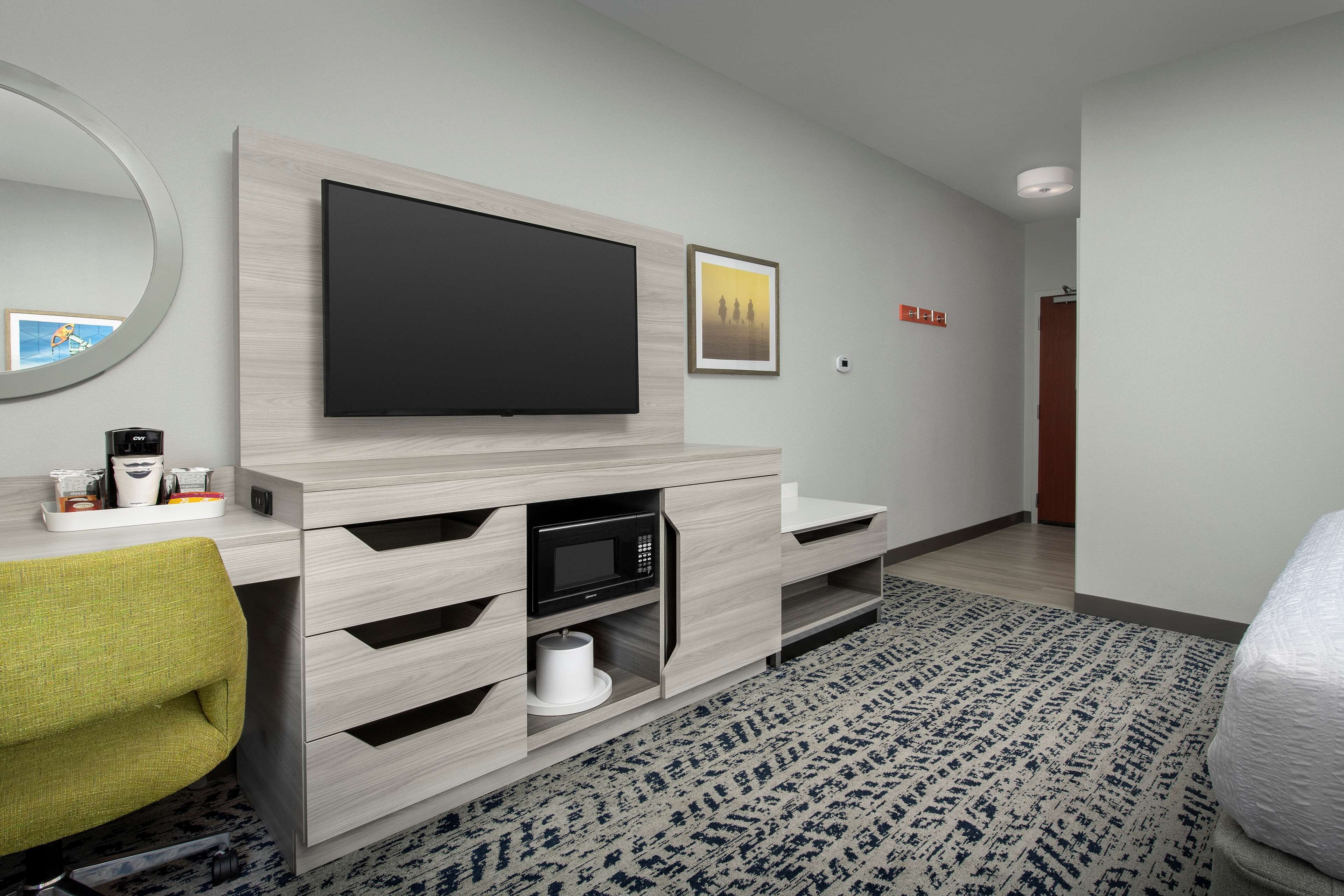 Premium bedding, in-room safe, iron/ironing board, free WiFi