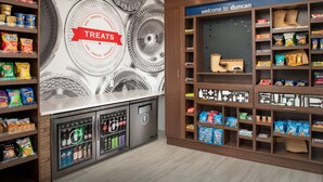 Un espace dédié à la vente de collations, avec divers produits et un distributeur automatique.
