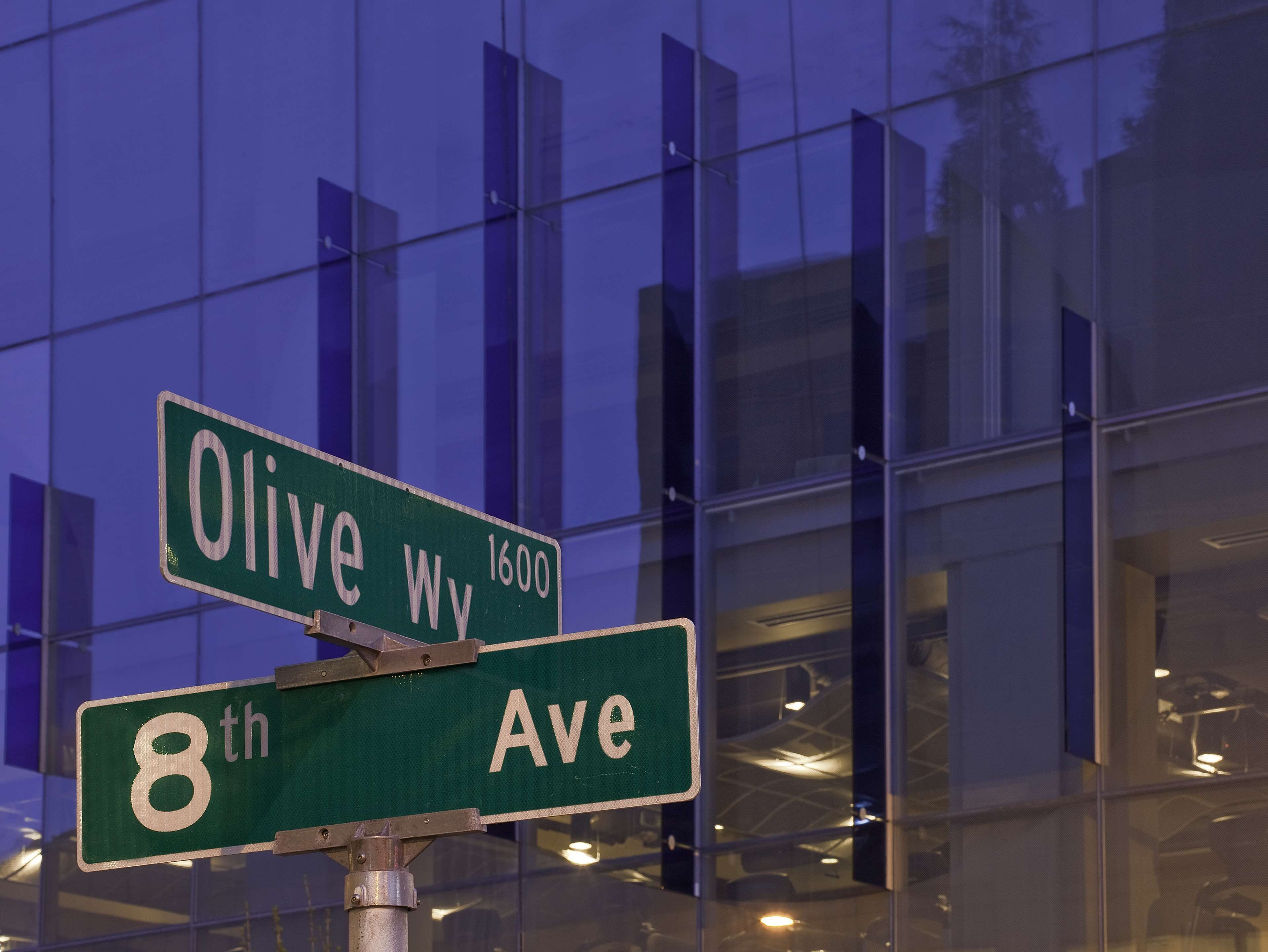 Señal de calle con dirección a Olive Way y la Avenida 8.