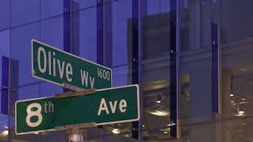 Señal de calle con dirección a Olive Way y la Avenida 8.