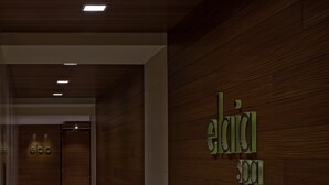 Un pasillo con paneles de madera y un letrero que dice "elaina spa".
