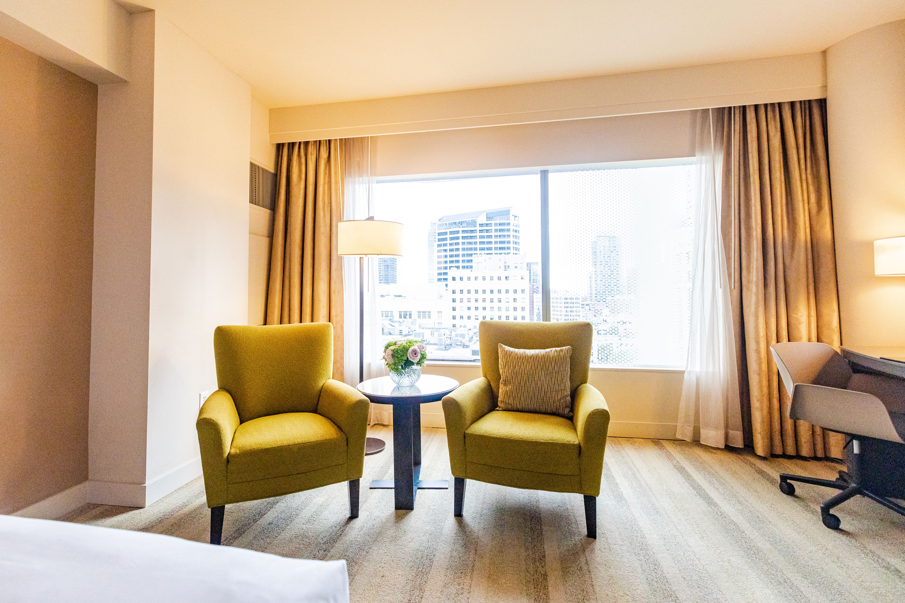 Rom – deluxe, 2 queensize-senger | Oppholdsområde | Flatskjerm-TV, iPod-dokkingstasjon og filmkjøp