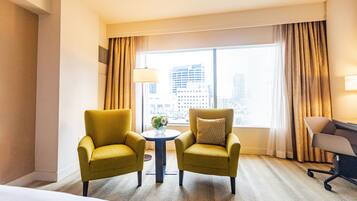 Rom – deluxe, 2 queensize-senger | Oppholdsområde | Flatskjerm-TV, iPod-dokkingstasjon og filmkjøp