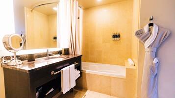 Habitación Deluxe, 2 camas Queen size | Baño | Amenidades de baño de diseñador, secadora de cabello, batas, toallas