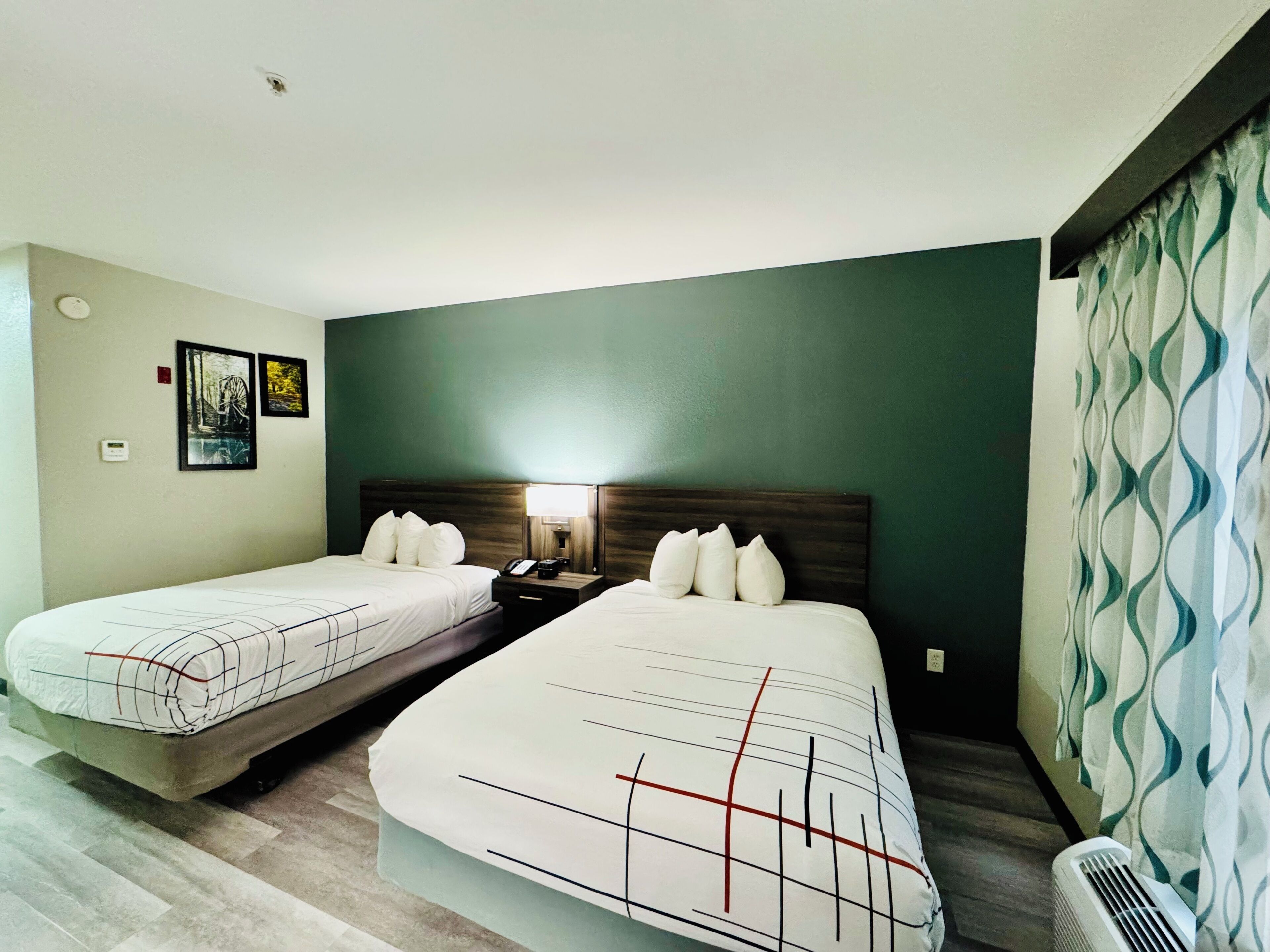 Luxe beddengoed, pillowtop-bedden, een bureau, verduisterende gordijnen