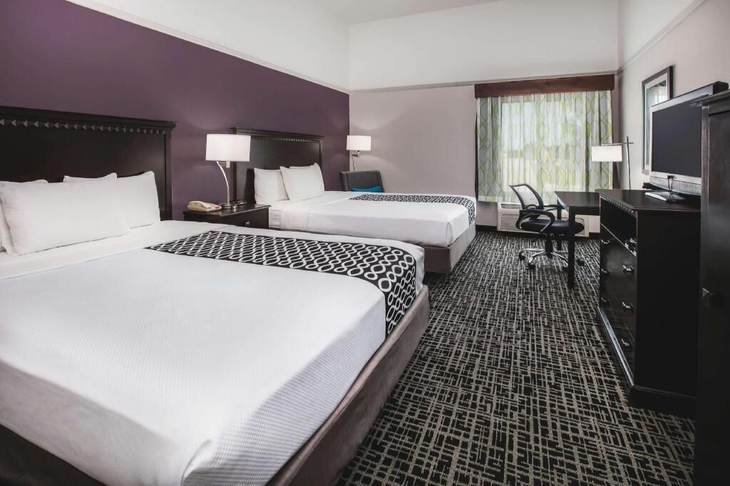 Premium bedding, desk, iron/ironing board, free cots/infant beds