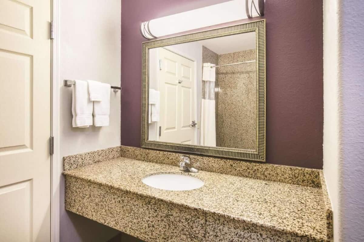 Salle de bain | Baignoire, articles de toilette gratuits, sĂšche-cheveux