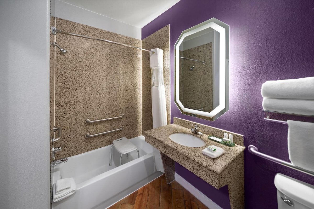 ห้องพัก, เตียงควีนไซส์ 2 เตียง, ปลอดบุหรี่ (Mobility/Hearing, Bathtub w/Grab Bars) | ห้องน้ำสำหรับผู้พิการหรือทุพพลภาพ และคนชรา