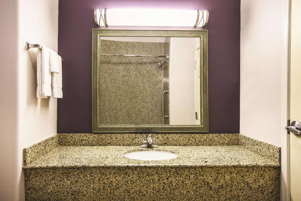 Salle de bain | Baignoire, articles de toilette gratuits, sĂšche-cheveux