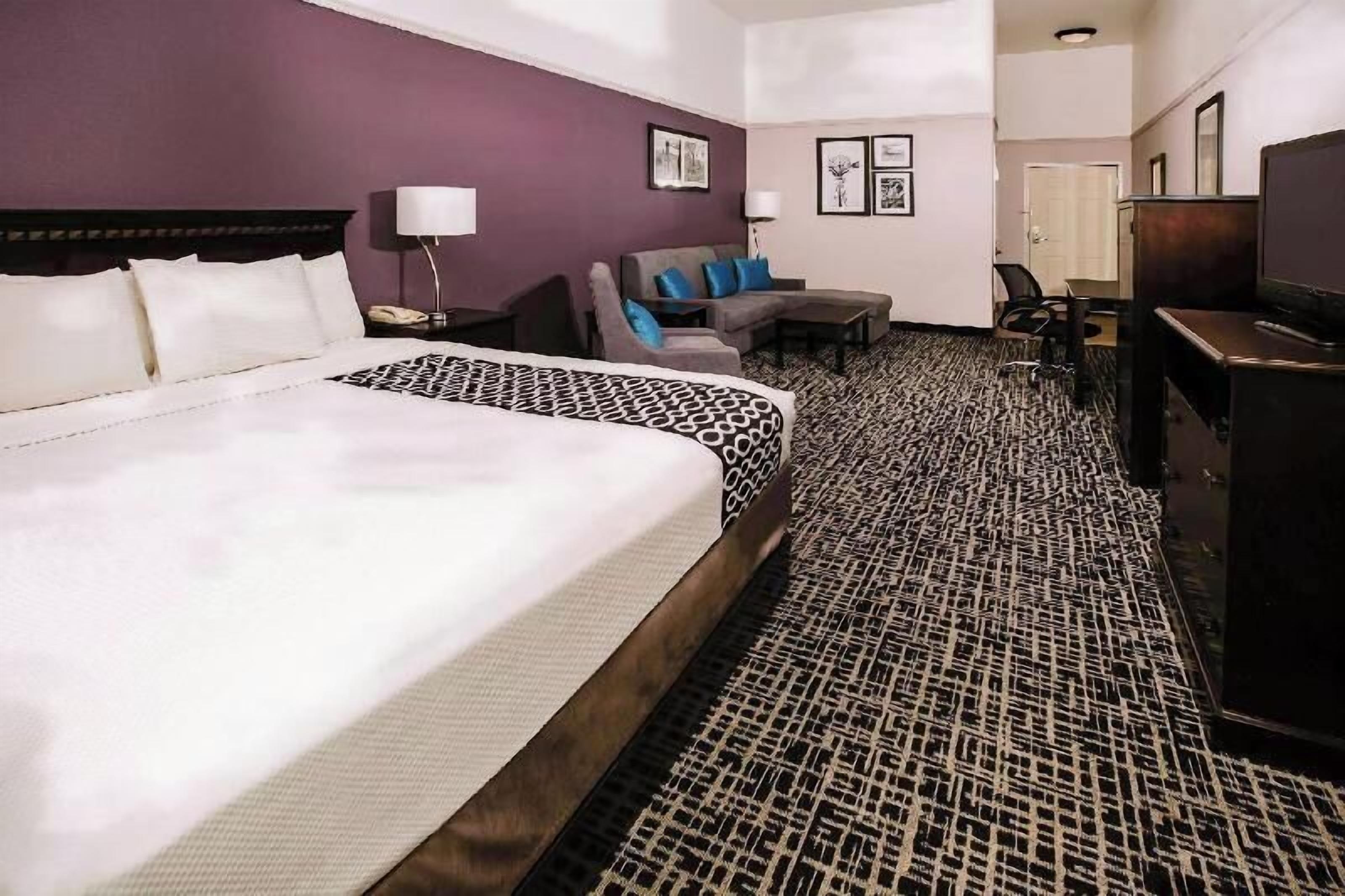 Premium bedding, desk, iron/ironing board, free cots/infant beds