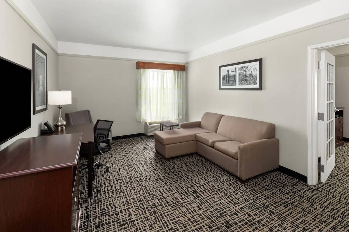 Suite, 1 Bedroom, Non Smoking | Premium bedding, desk, iron/ironing board, free cribs/infant beds