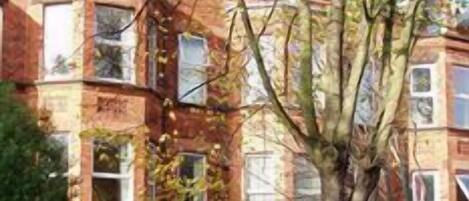 Vista frontal de la propiedad