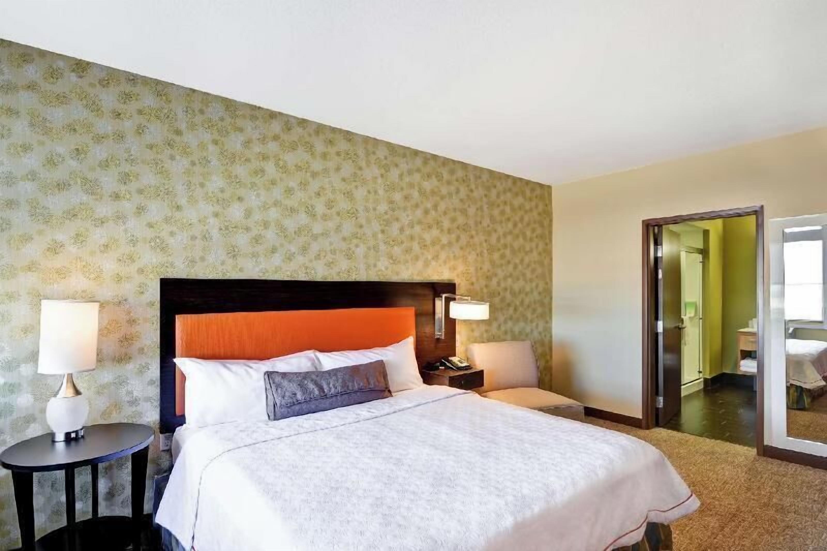 Ropa de cama de alta calidad y caja de seguridad en la habitación 