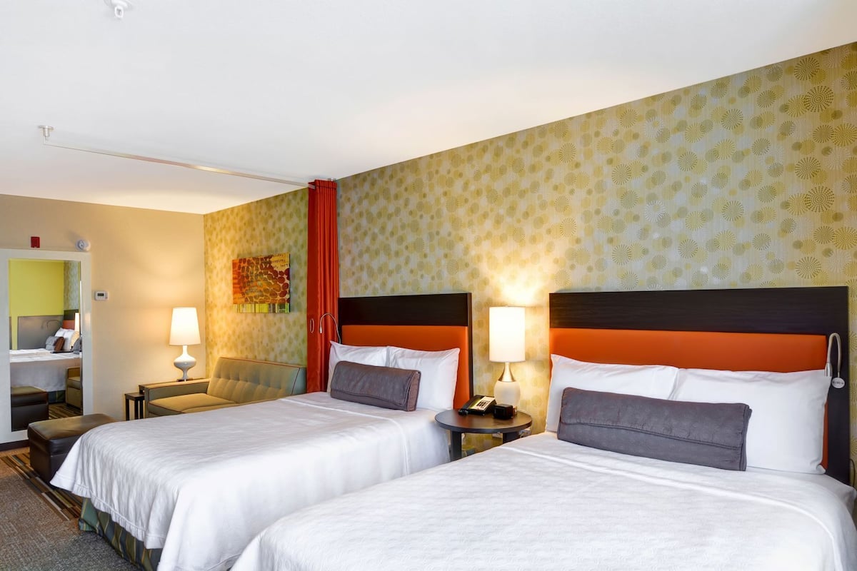 Ropa de cama de alta calidad y caja de seguridad en la habitación