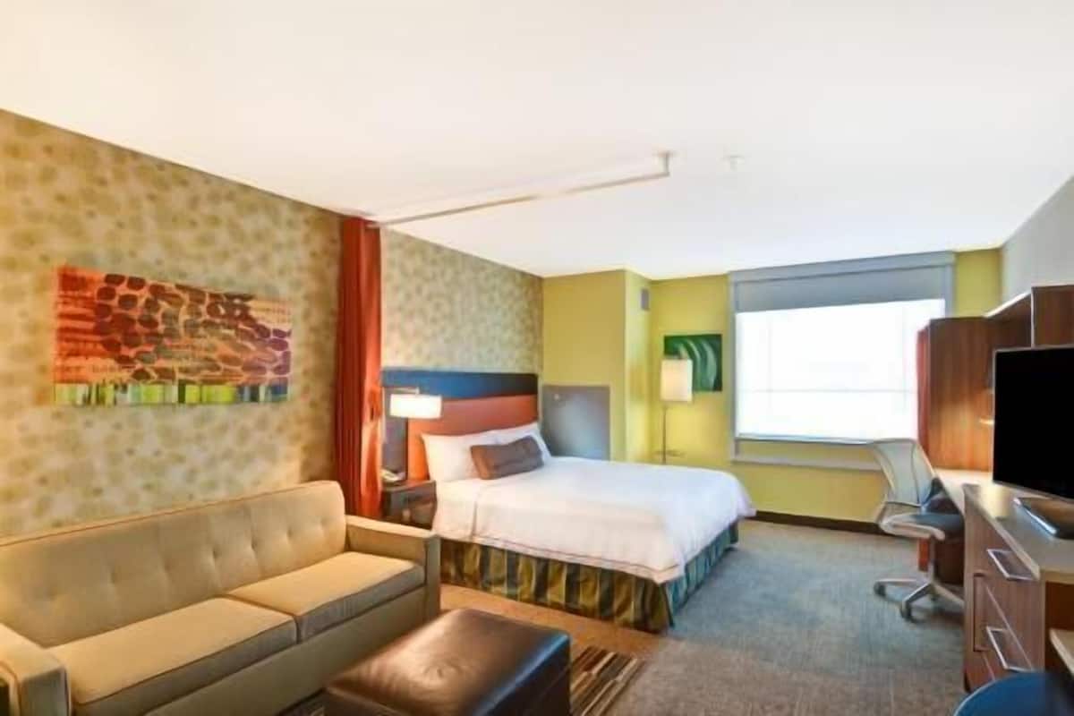 Ropa de cama de alta calidad y caja de seguridad en la habitación