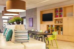 Lobby - Home2 Suites by Hilton Albuquerque/Downtown-University (Albuquerque)