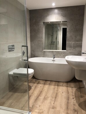 Habitación doble superior, baño en la habitación | Baño