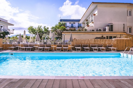 Outdoor pool, pool loungers. Hotel Isabella Sorrento