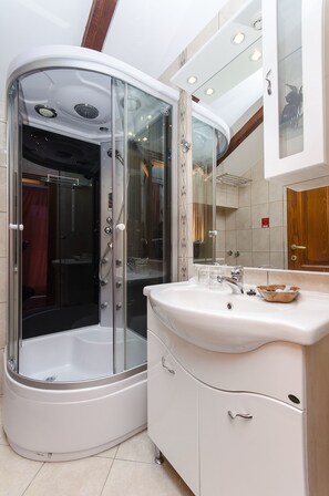Standard Double Room | Bathroom - Palace Derossi (Trogir)