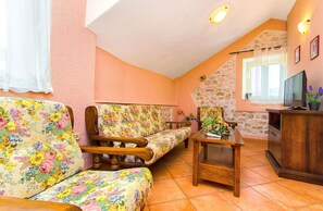 تلفزيون بشاشة مسطحة بحجم 32-بوصة يعرض قنوات فضائية، تلفزيون