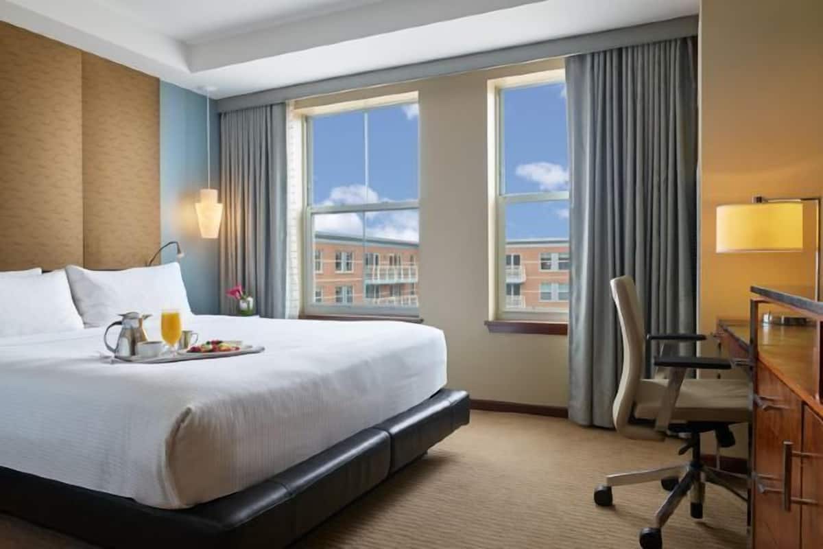 1 bedroom, Frette Italian sheets, premium bedding, down comforters