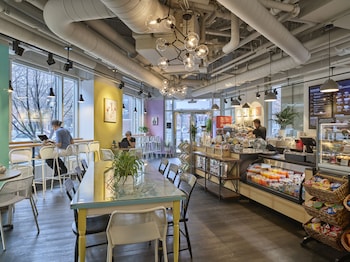 Cafe at Battery Wharf Hotel, Boston Waterfront