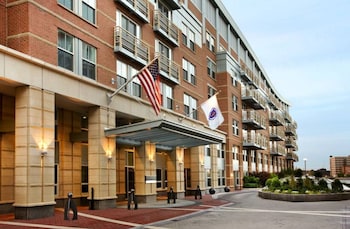 Frette Italian sheets, premium bedding, down comforters, pillowtop beds at Battery Wharf Hotel, Boston Waterfront