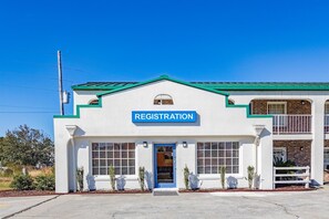 Property entrance - Motel 6 Walterboro, SC (Walterboro)