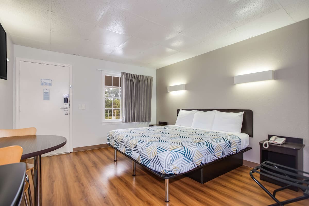 Standaard kamer, 1 kingsize bed, niet-roken, koelkast | Gratis wifi, beddengoed