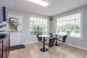 Restaurant - Motel 6 Walterboro, SC (Walterboro)