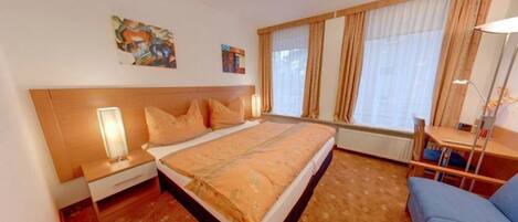 Familiekamer (Large) | Een kluis op de kamer, een bureau, geluiddichte muren