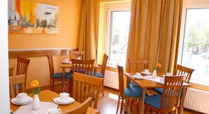 Tägliches Frühstücksbuffet gegen Gebühr