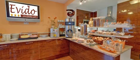 Petit déjeuner buffet servi tous les jours en supplément
